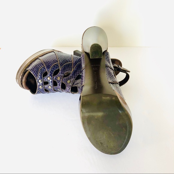 Bottega Veneta Eggplant Snakeskin shoes. - Picture 7 of 8